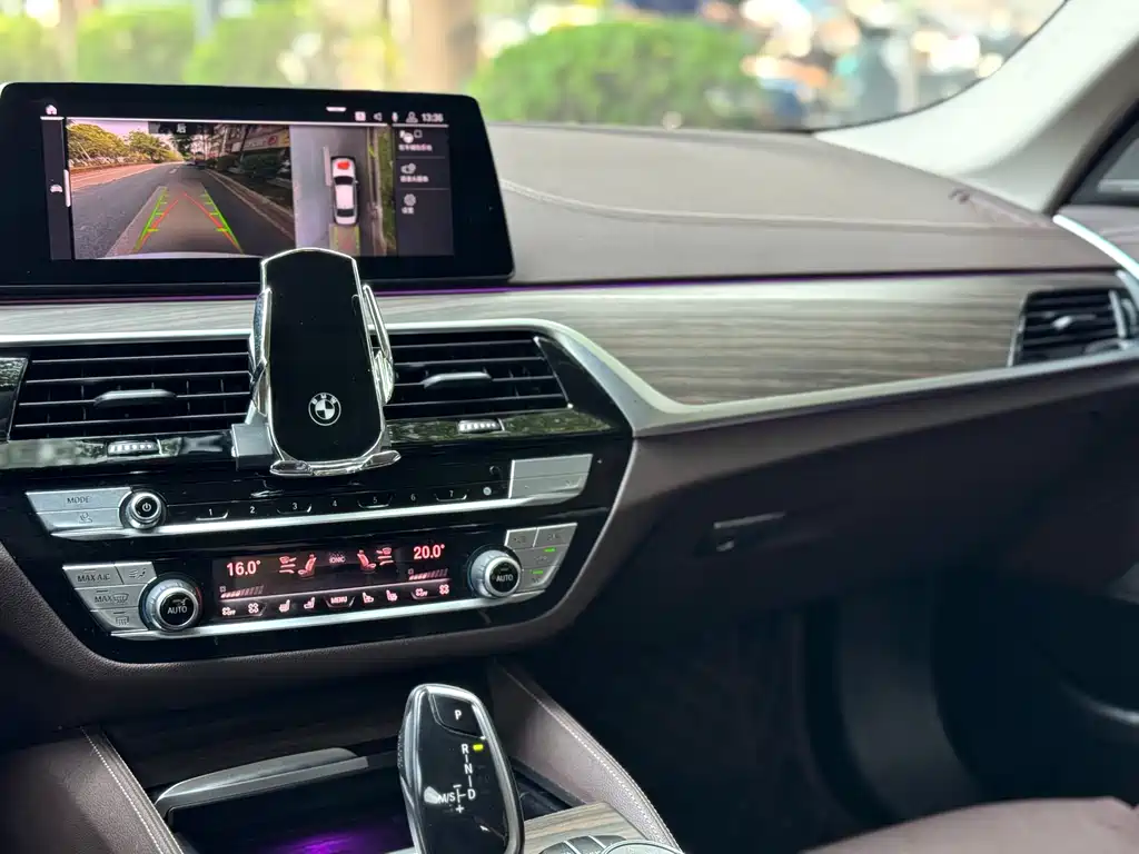 BMW 5 Series 2019 — фото 9