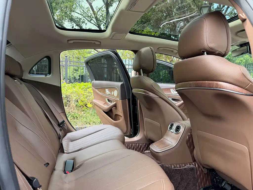 Mercedes-Benz E-Class 2023 — фото 11
