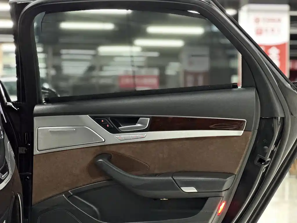 Audi A8 2014 — фото 18