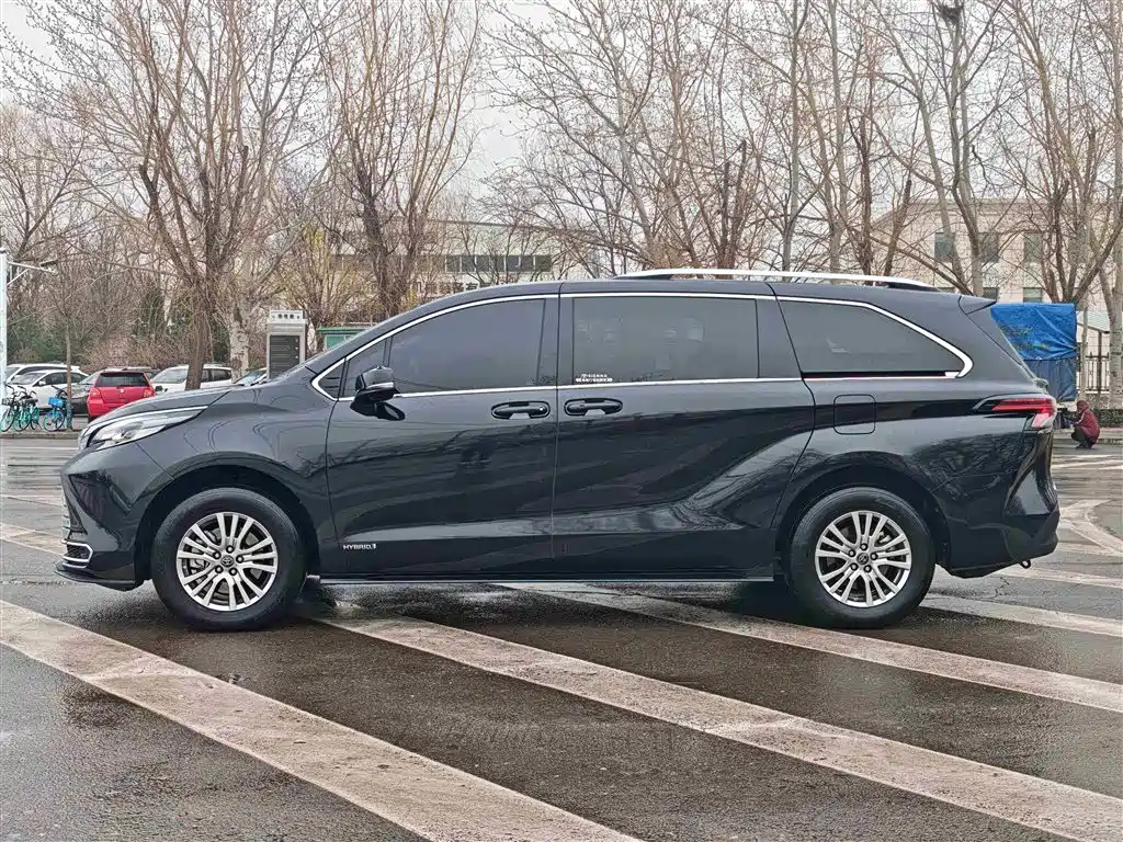 Toyota Sienna 2022 — фото 18