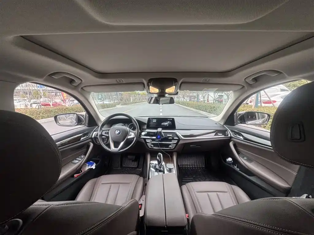 BMW 5 Series 2019 — фото 12