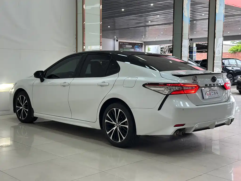 Toyota Camry 2020 — фото 18