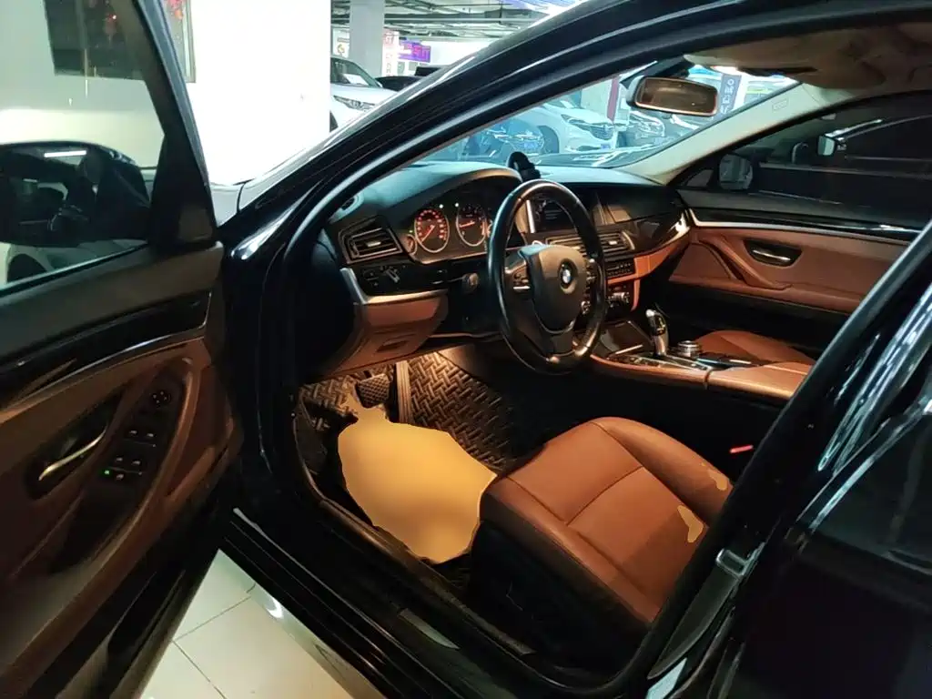BMW 5 Series 2015 — фото 16