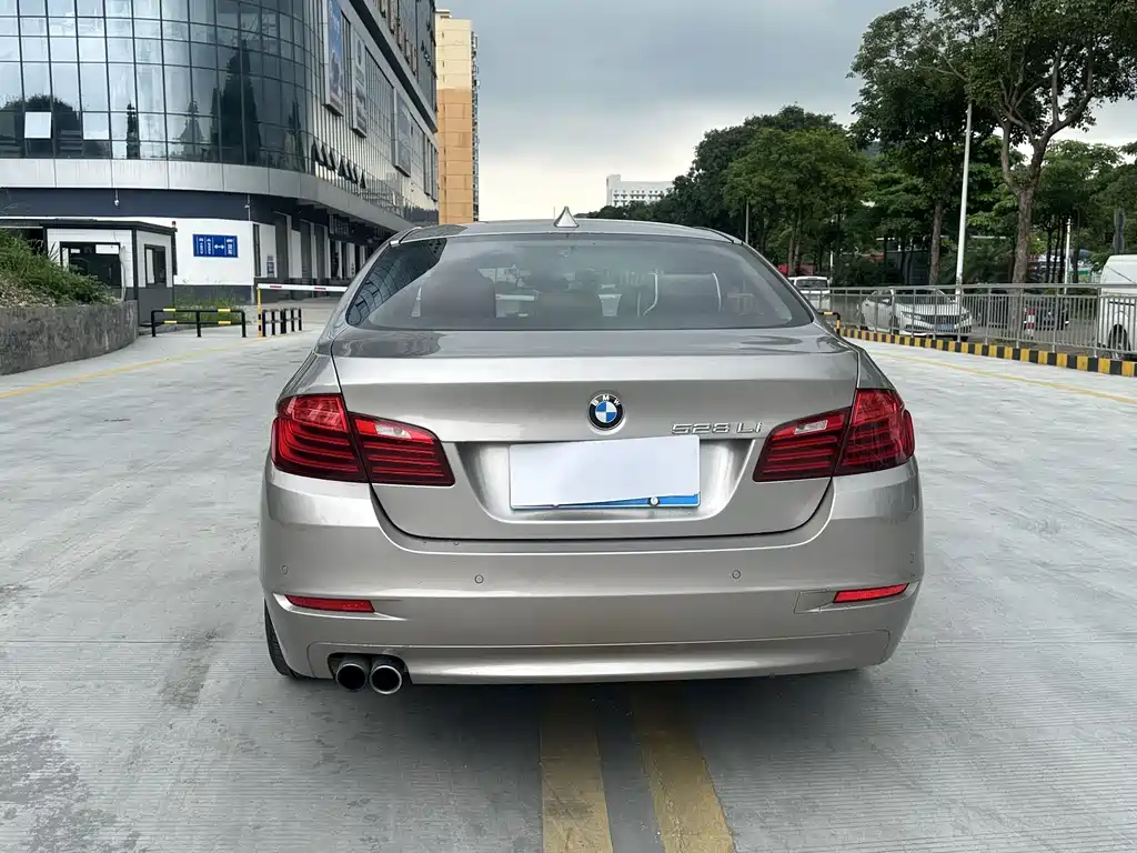 BMW 5 Series 2016 — фото 10