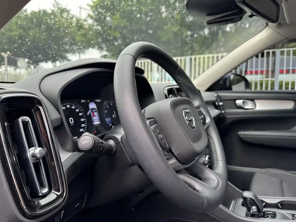 Volvo XC40 2022 — фото 11