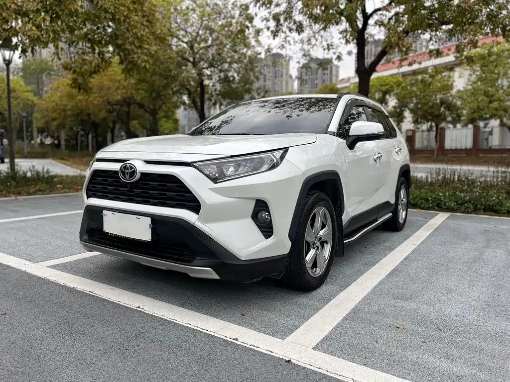 Toyota RAV4 2022 — фото 1