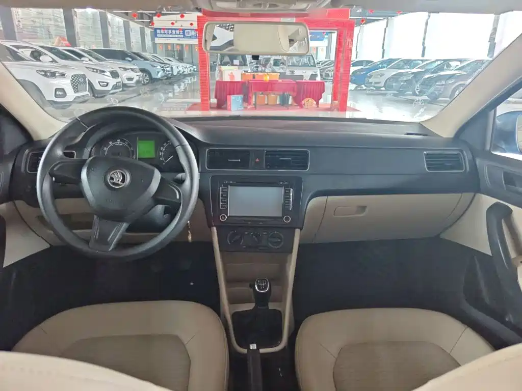 Skoda Rapid 2015 — фото 11