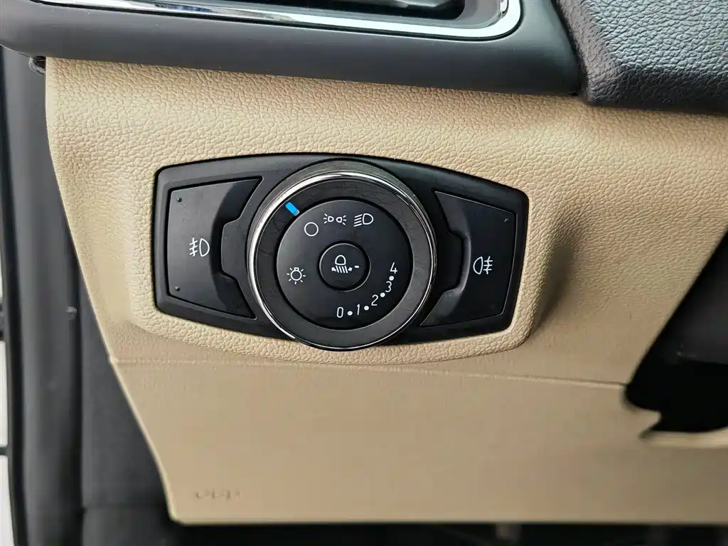 Ford Escort 2015 — фото 21