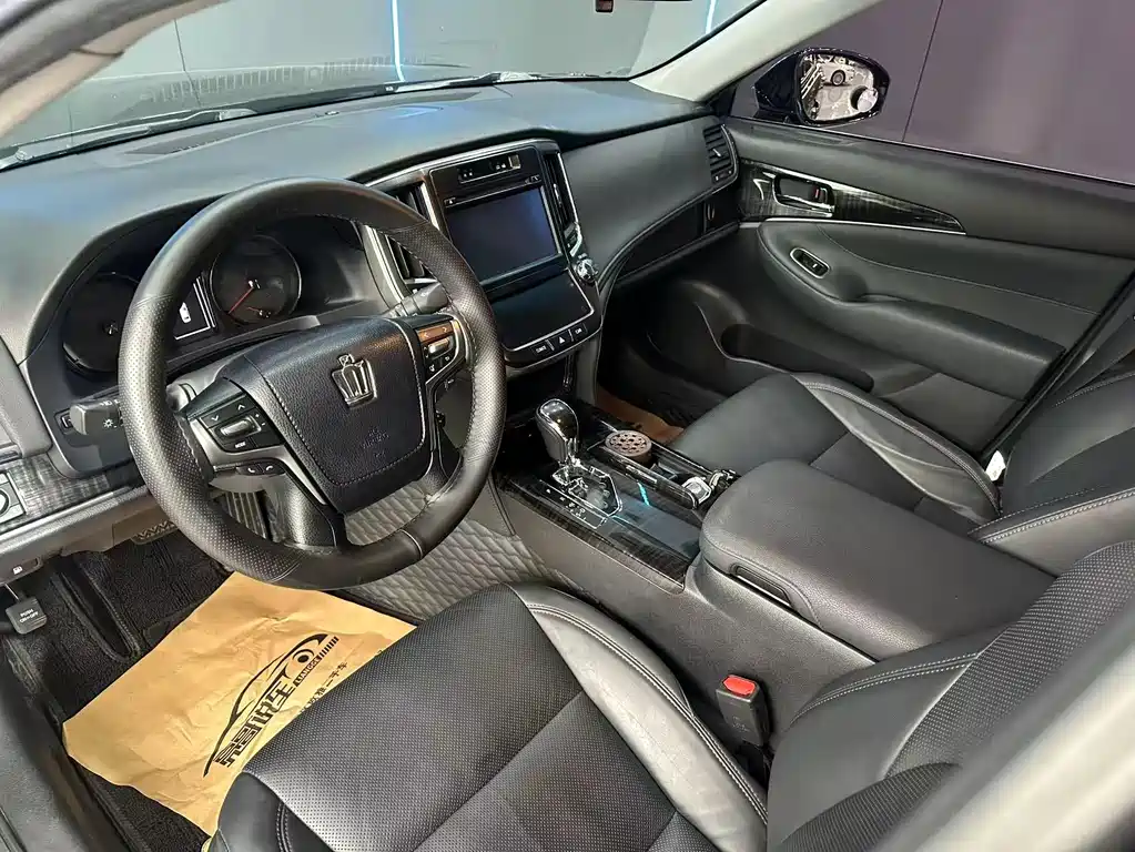 Toyota Crown 2017 — фото 11
