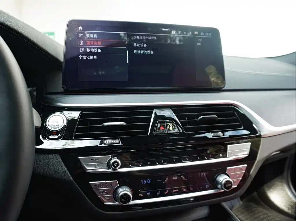 BMW 5 Series 2022 — фото 16