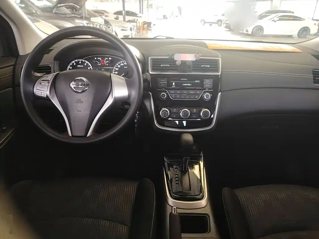 Nissan Tiida 2018 — фото 10