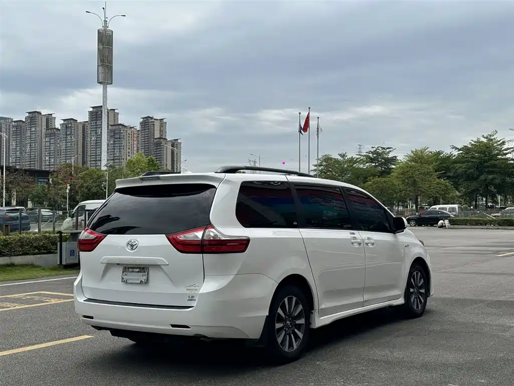 Toyota Sienna 2018 — фото 7