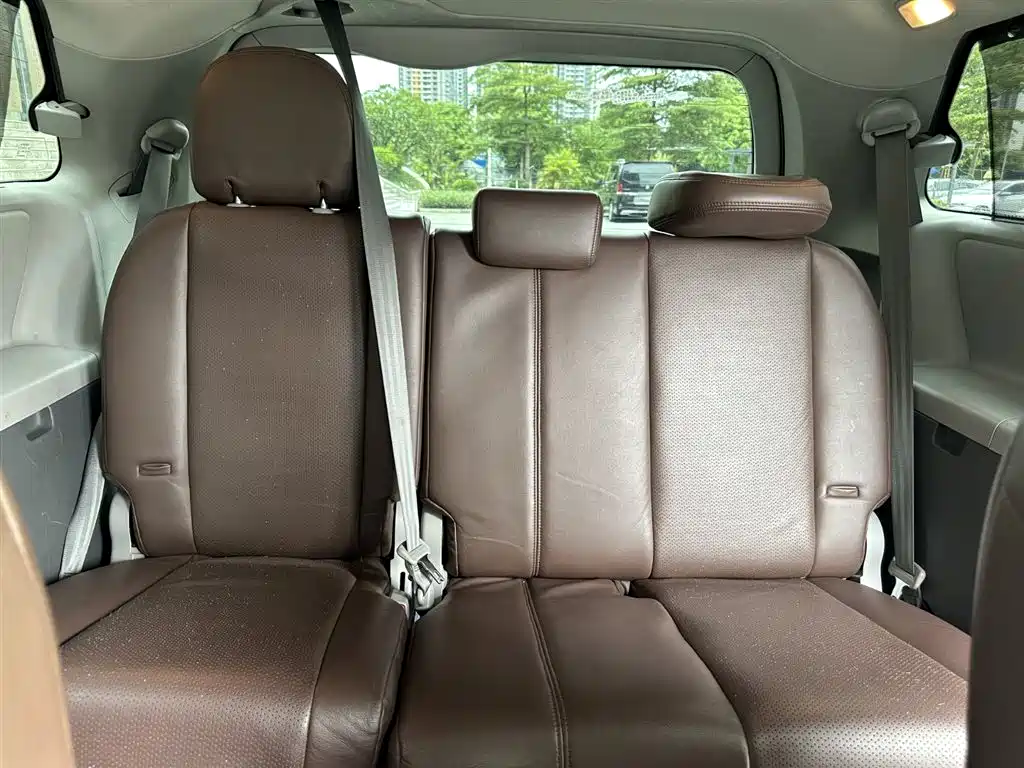 Toyota Sienna 2018 — фото 17