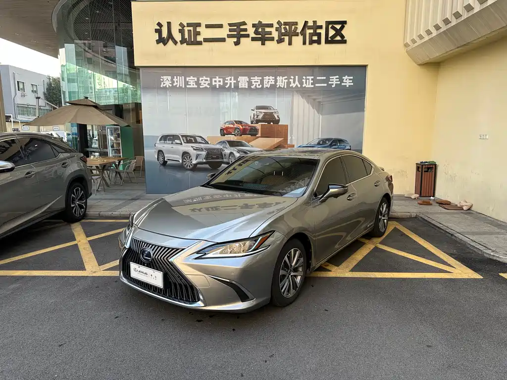 Lexus ES 2020 — фото 1