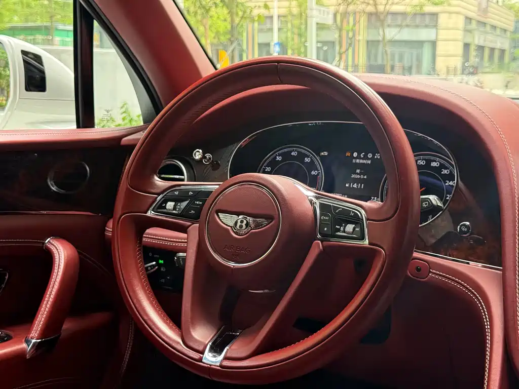 Bentley Bentayga 2016 — фото 14