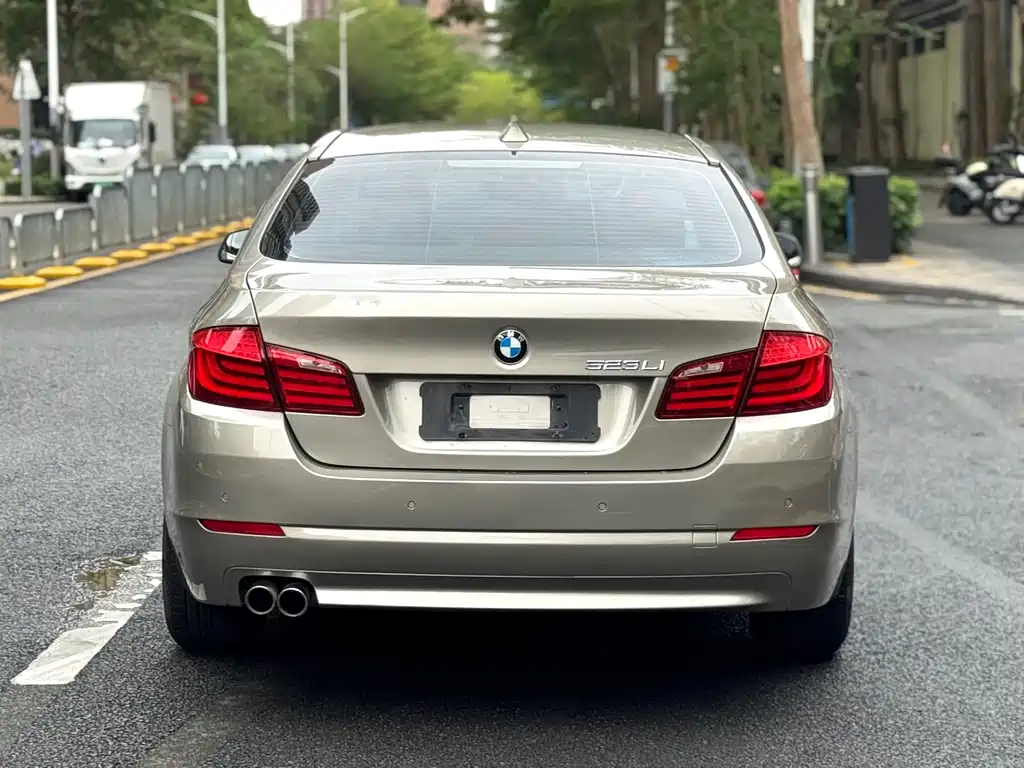 BMW 5 Series 2011 — фото 20
