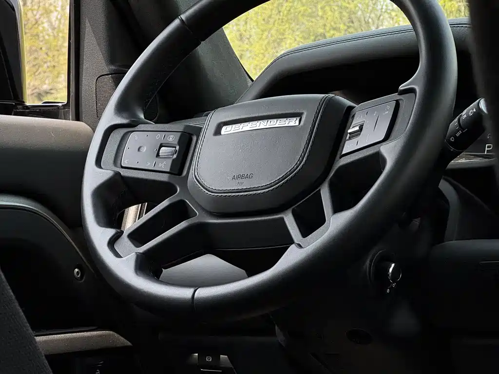 Land Rover Defender 2024 — фото 17