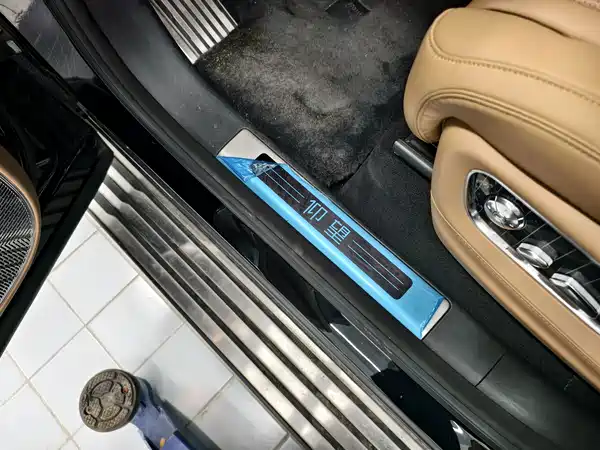Yangwang U8 L 2025
