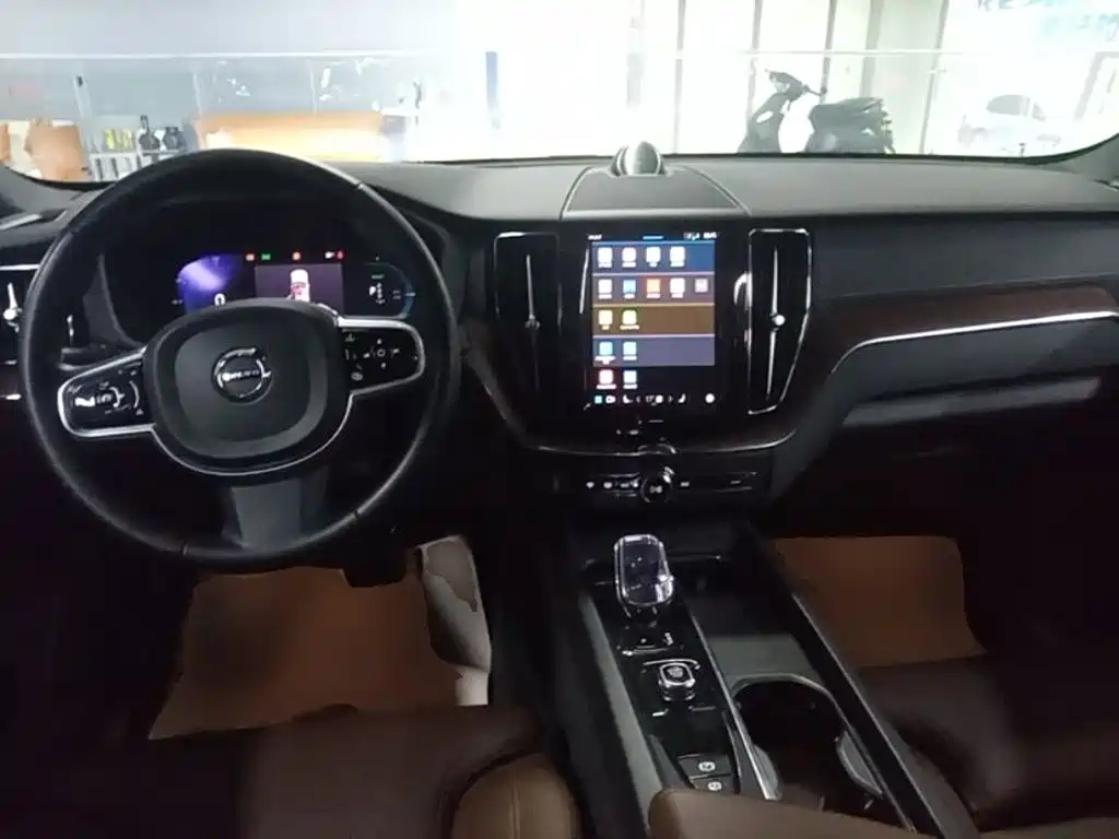Volvo XC60 Plug-In Hybrid 2024 — фото 10