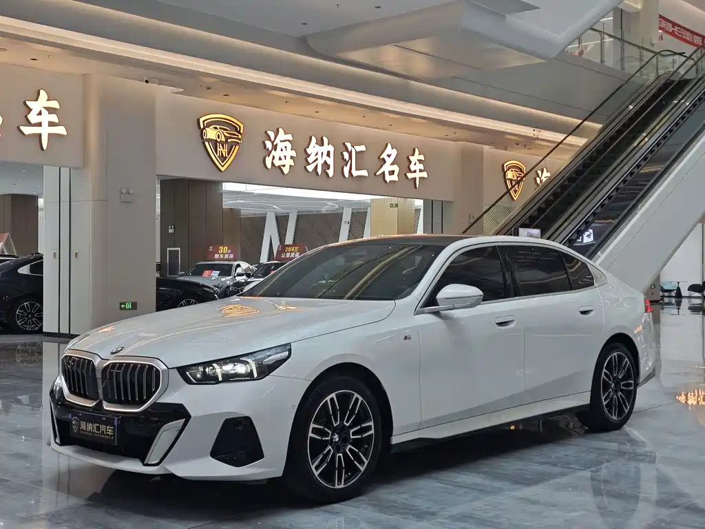 BMW 5 Series 2025 — фото 1