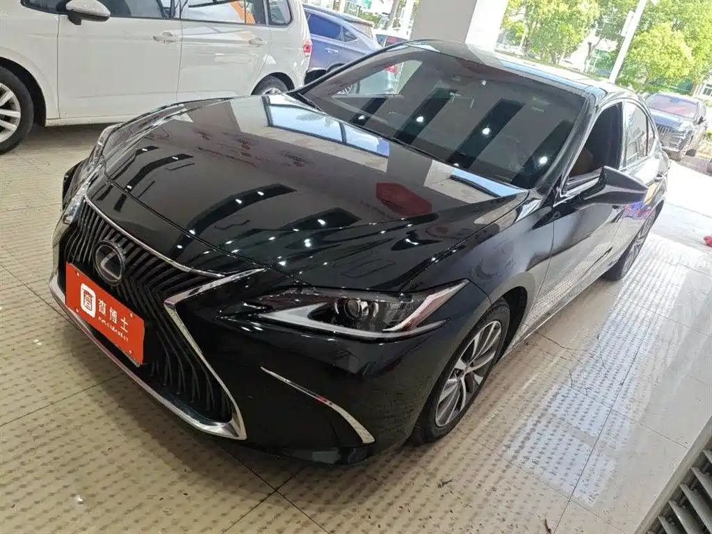 Lexus ES 2019 — фото 1