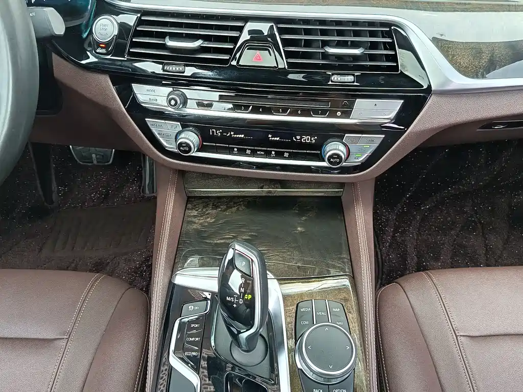 BMW 5 Series 2019 — фото 14