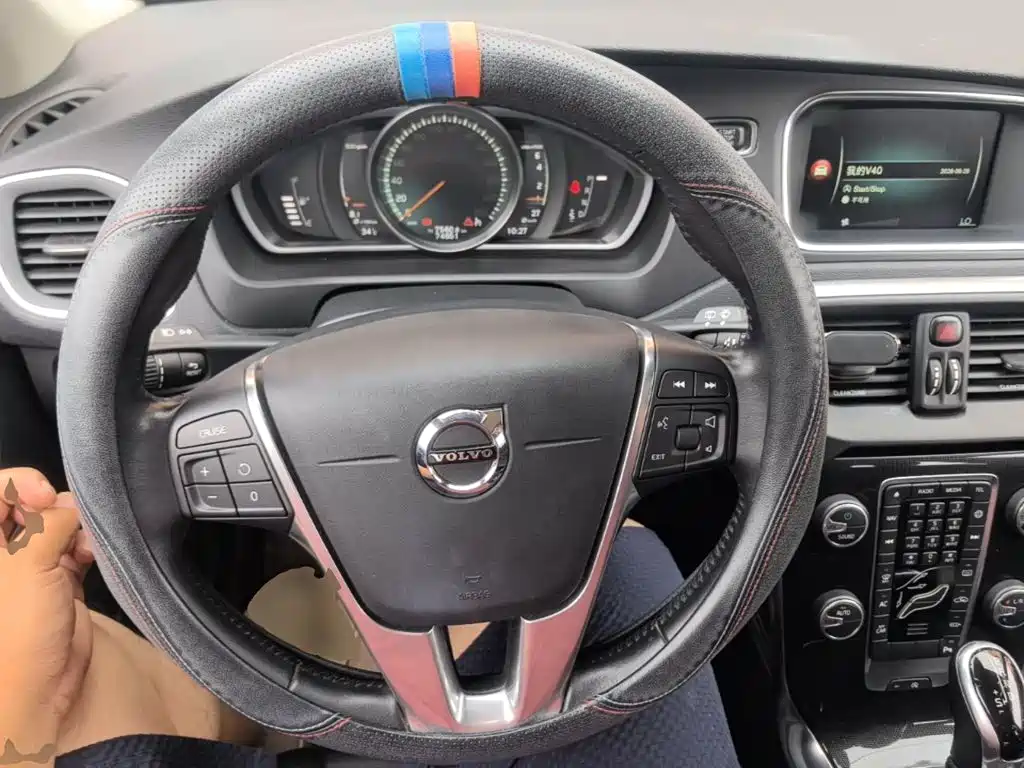Volvo V40 2016 — фото 11