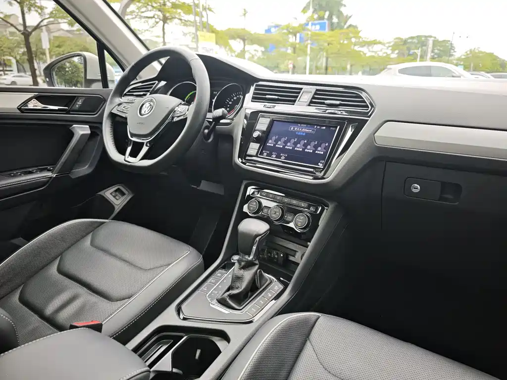 Volkswagen Tiguan L Plug-In Hybrid 2019 — фото 11