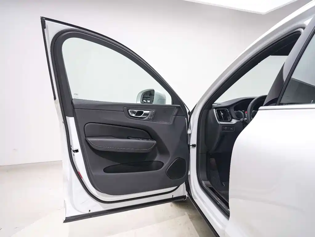 Volvo XC60 2019 — фото 15