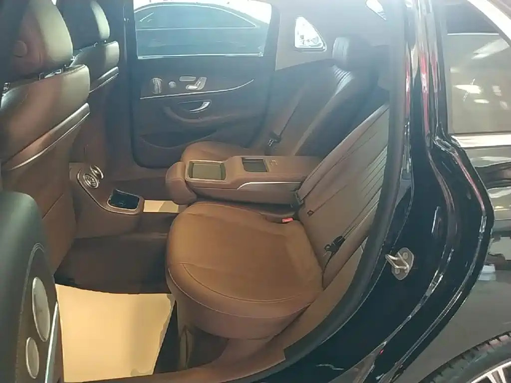 Mercedes-Benz E-Class 2022 — фото 17