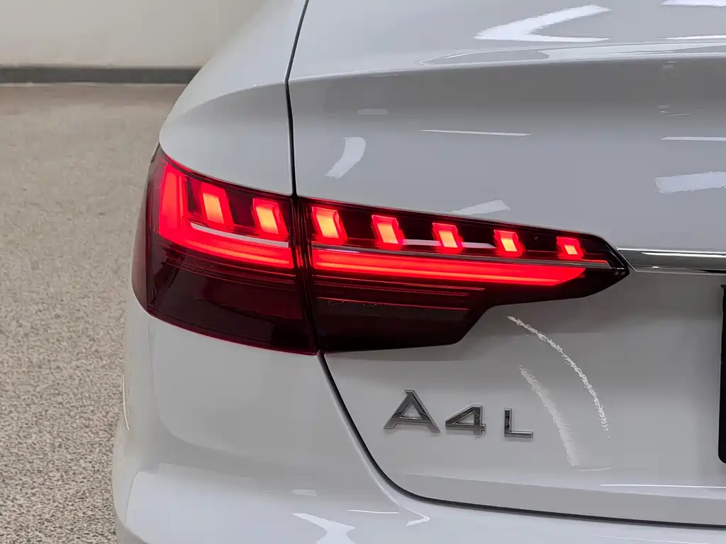 Audi A4L 2022 — фото 13