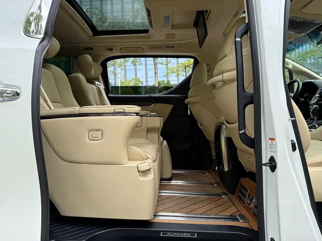 Toyota Alphard 2020 — фото 16