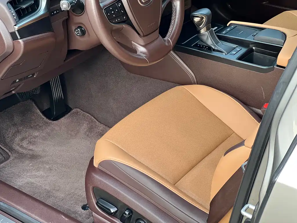 Lexus ES 2019 — фото 11