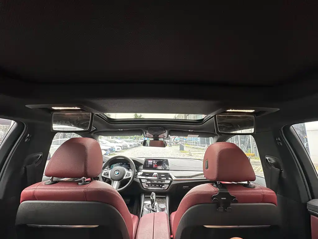 BMW 5 Series 2019 — фото 16