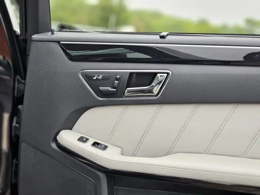 Mercedes-Benz E-Class 2010 — фото 20