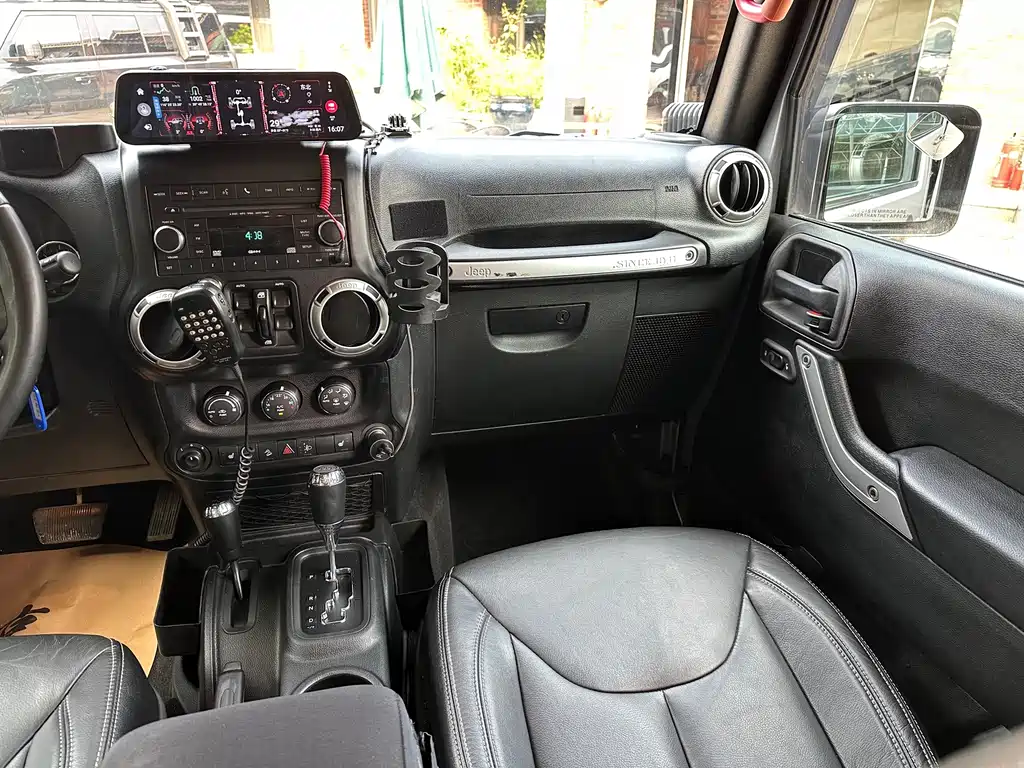 Jeep Wrangler 2018 — фото 18