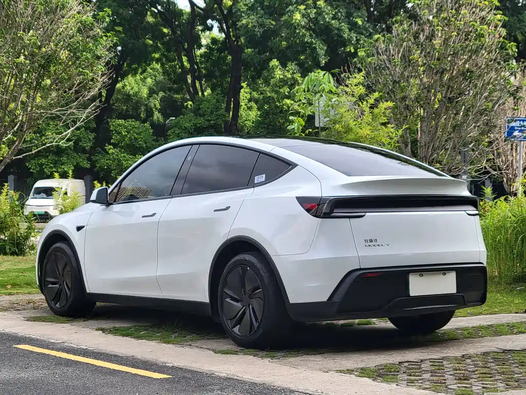 Tesla Model Y 2026 — фото 15
