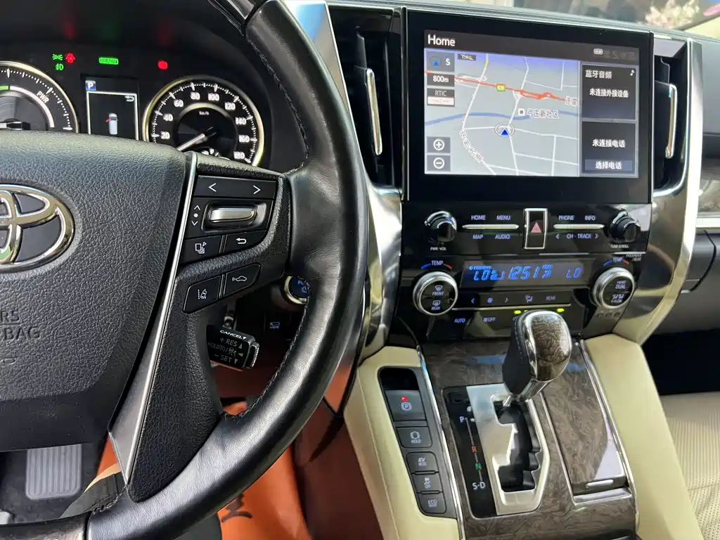 Toyota Alphard 2022 — фото 16