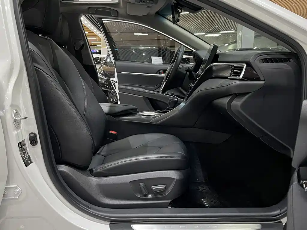 Toyota Camry 2021 — фото 4