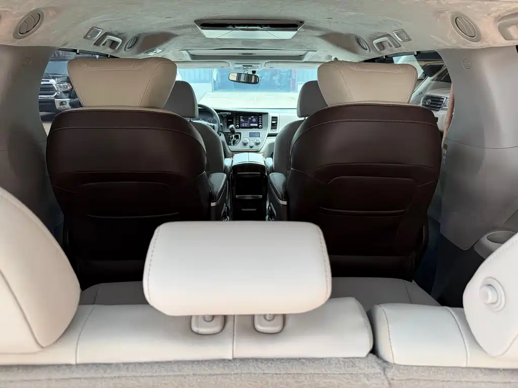 Toyota Sienna 2020 — фото 17