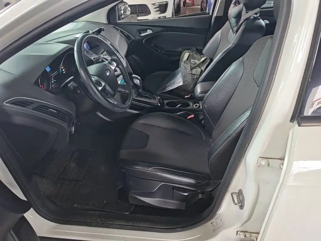 Ford Focus 2015 — фото 15