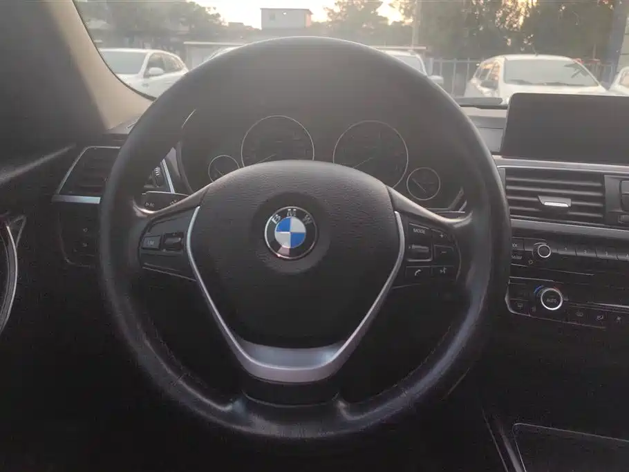 BMW 3 Series 2019 — фото 15