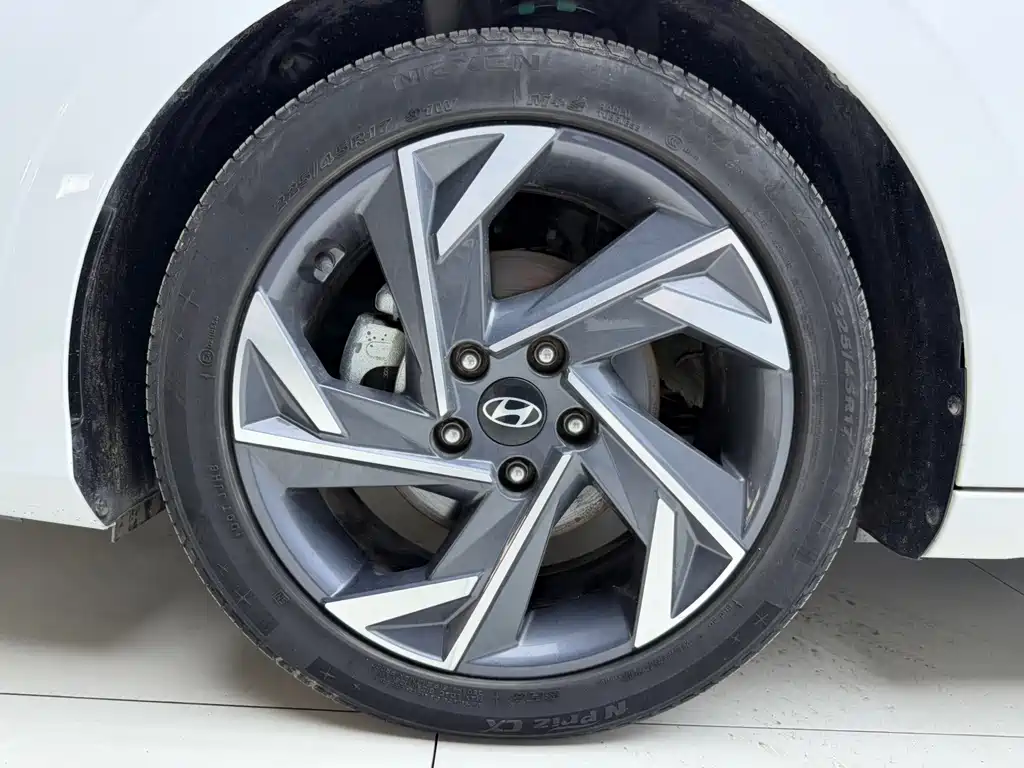 Hyundai Elantra 2023 — фото 8