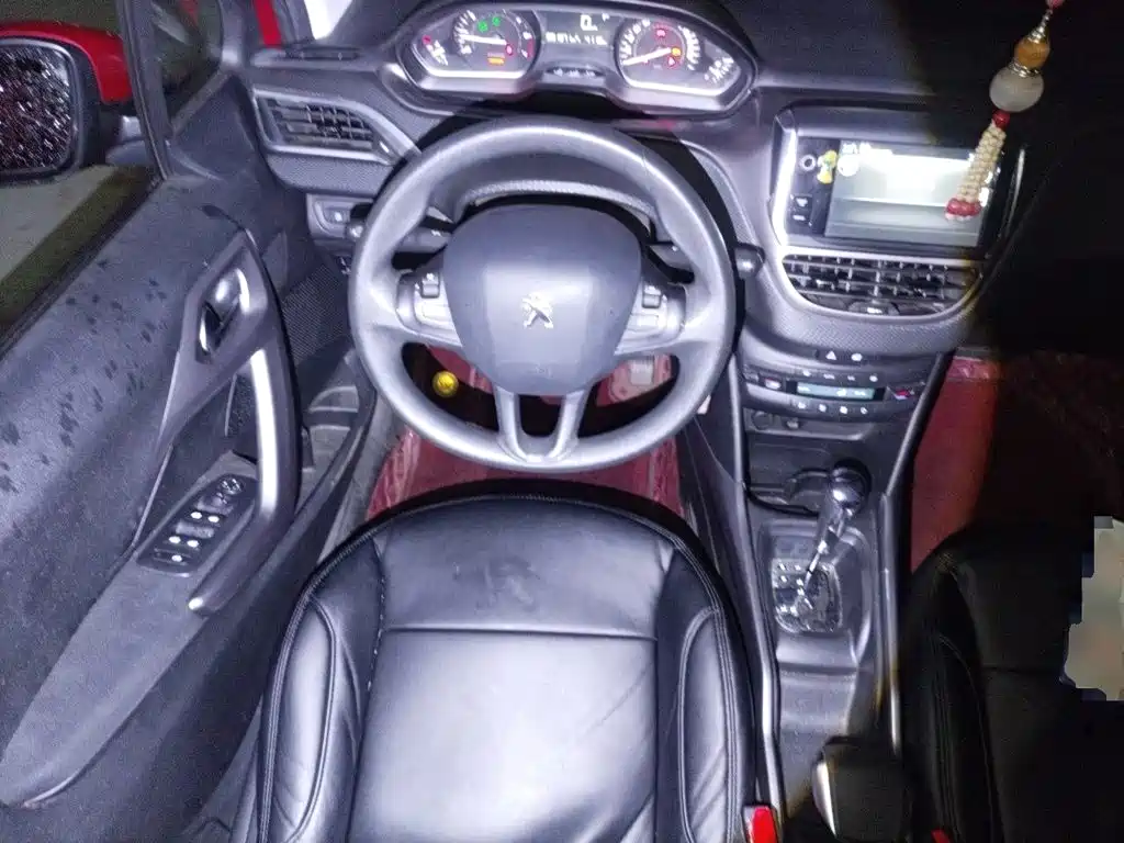 Peugeot 2008 2015 — фото 11