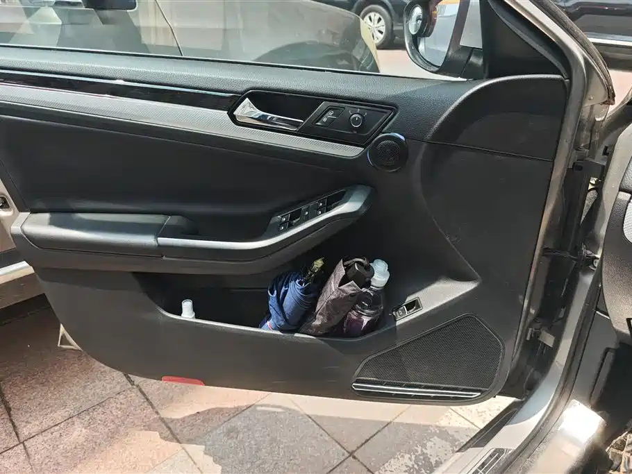 Volkswagen Sagitar 2016
