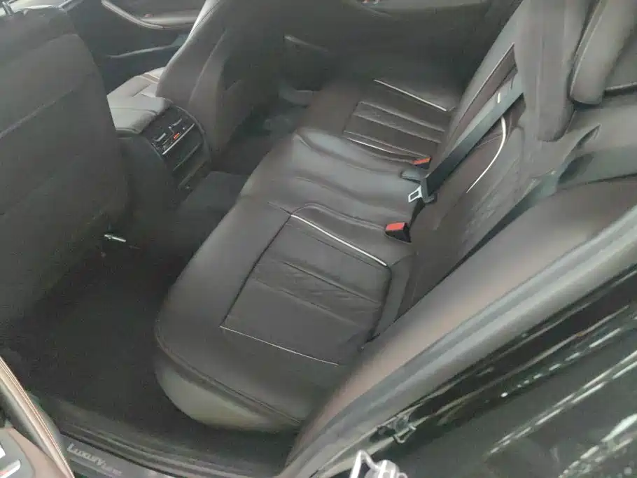 BMW 5 Series 2019 — фото 11