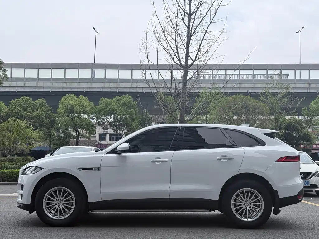Jaguar F-PACE 2018 — фото 17