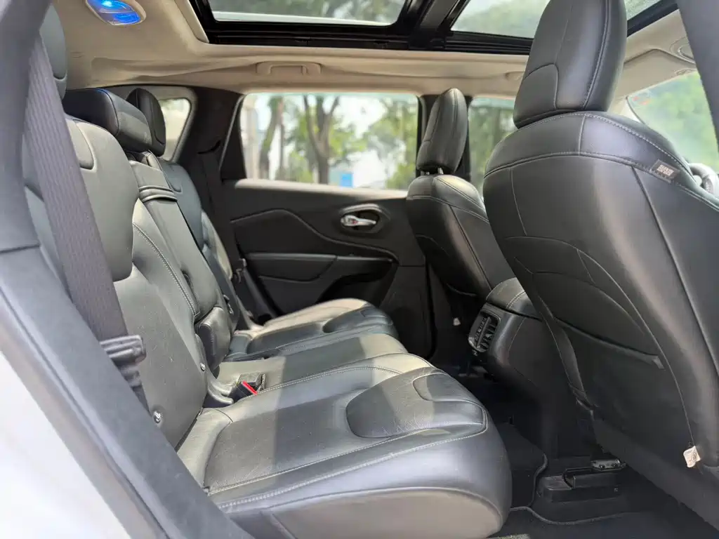 Jeep Cherokee 2018 — фото 12