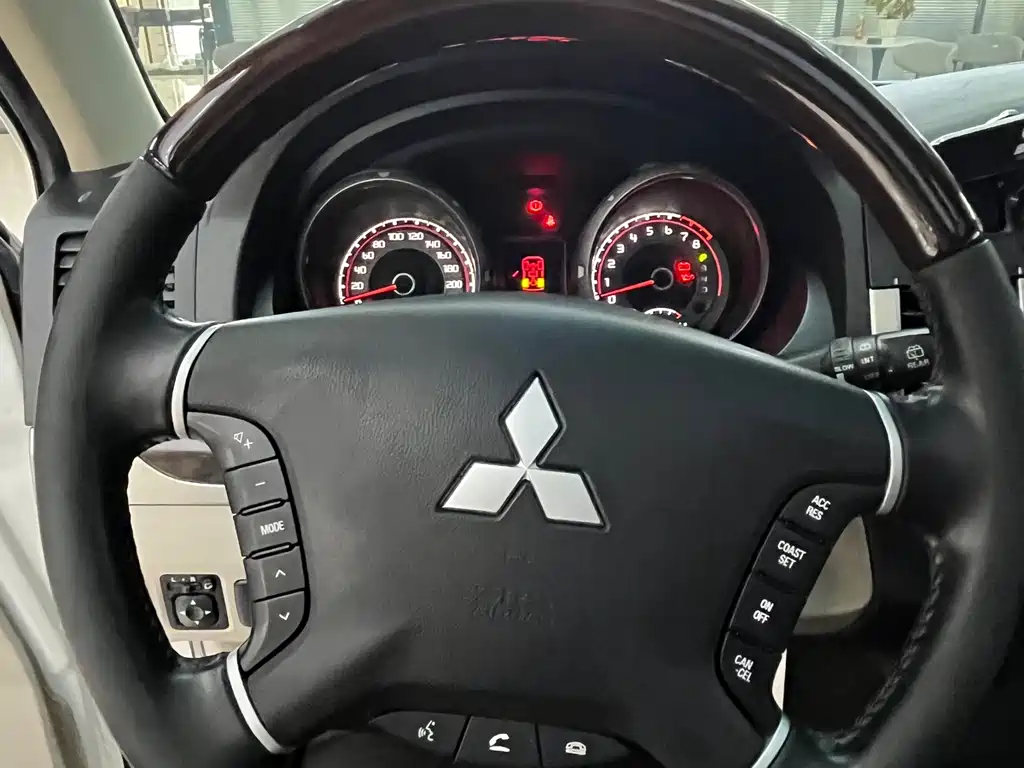 Mitsubishi Pajero 2019 — фото 16