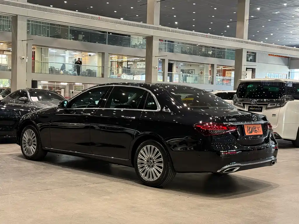 Mercedes-Benz E-Class 2022 — фото 13
